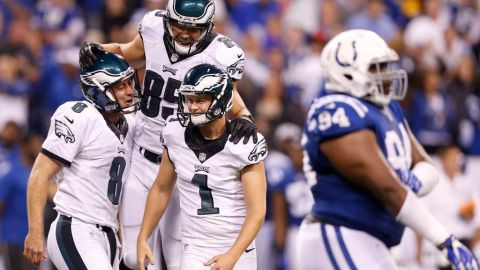El pateador Cody Parkey es felicirado por sus compañeros luego de darle a los Eagles un triunfo de último segundo en Indianapolis.