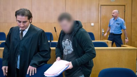 Kreshnik B (centro) un joven alemán,  presunto  miembro de ISIS, durante su juicio en  Frankfurt.