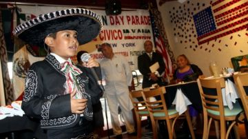 Un pequeño mariachi canta durante la presentación oficial del Desfile Mexicano de Nueva York.