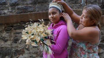Martha Flores prueba la corona y ramo de quinceañera a su hija Gisel Cabrera durante uno de los ensayos para la gran fiesta.