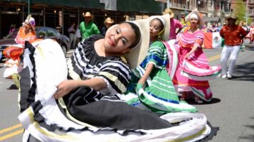Integrantes de un grupo de baile mexicano ejecuta las tradicionales danzas.