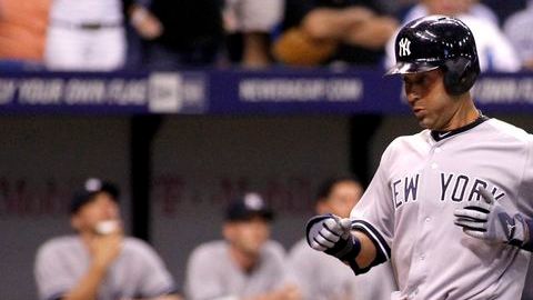 Derek Jeter anota frente al catcher de Tampa, Ryan Hanigan.