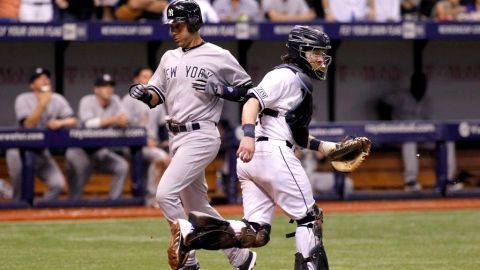 Derek Jeter anota frente al catcher de Tampa, Ryan Hanigan.