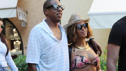 Junto a ellos en la playa estuvieron la madre de Beyoncé, Tina, su hija Blue Ivy y un pequeño grupo de amigos íntimos.