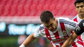 Kristian Álvarez de Chivas (izq.)  pelea el balon con el jugador de Xolos de Tijuana,  Henry Martín, en el Estadio Omnilife.