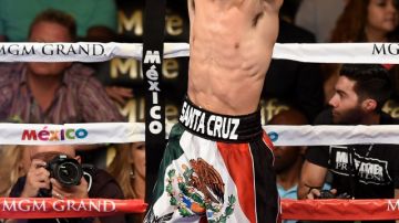 Leo Santa Cruz celebra tras derrotar a Manuel Román  por nocáut en dos asaltos el sábado pasado en MGM Grand Garden Arena de Las Vegas.