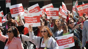 Las enfermeras protestaron frente a la Asociación de Hospitales del Gran Nueva York, en Manhattan.