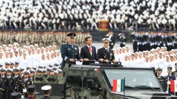El mandatario pasó revista a las Fuerzas Armadas mexicanas antes del tradicional desfile militar del 16 de septiembre.