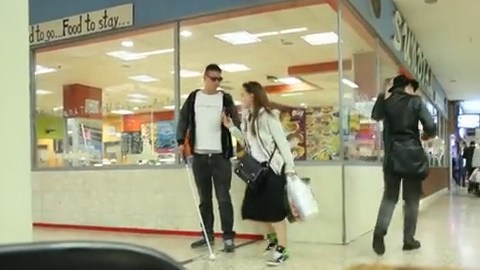 En las imágenes, el actor que se hace pasar como invidente camina por un centro comercial y luego por una concurrida calle.