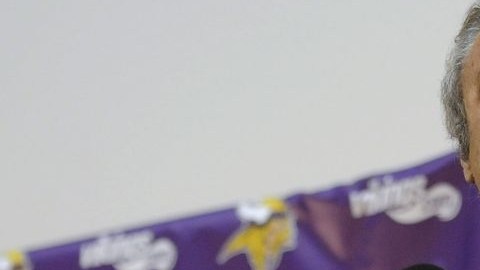 El dueño de los Vikings de Minnesota, Zygi Wilf, admitió un error del equipo en el manejo del caso de Adrian Peterson, quien ha sido desactivado indefinidamente.