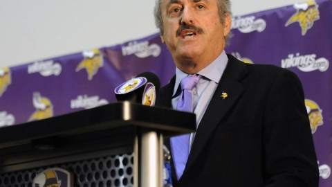 El dueño de los Vikings de Minnesota, Zygi Wilf, admitió un error del equipo en el manejo del caso de Adrian Peterson, quien ha sido desactivado indefinidamente.