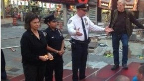 El NYPD inició el diálogo con los trabajadores disfrazados de Times Square.