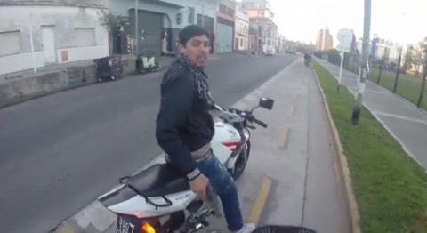 En las imágenes, se escucha al ladrón gritar: "¡Dame la mochila!", mientras apunta al turista con el arma.
