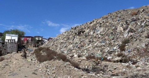El basurero Norbac está al lado de casas en Tijuana.