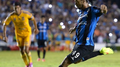 En su estreno en México, Ronaldinho falló un penal en la Copa MX ante Tigres.