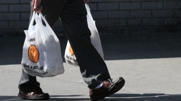 Las bolsas plásticas podrían costar 10 centavos si se aprueba la legislación.