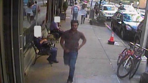 El sospechoso fue descrito como un hombre de unos 20 años y de 5 pies y 6 pulgadas de altura.