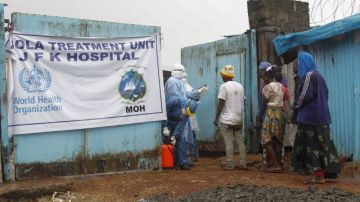 Personas con síntomas de ébola llegan al hospital John F. Kennedy (JFK) de Monrovia, Liberia.