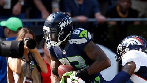Ricardo Lockette, receptor de los Seahawks, vence a Aqib Talib, de los Broncos, para un touchdown en la primera mitad.