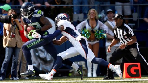 Ricardo Lockette, receptor de los Seahawks, vence a Aqib Talib, de los Broncos, para un touchdown en la primera mitad.