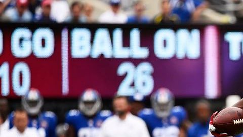 Víctor Cruz se escapa para el primer touchdown del partido del domingo contra Houston en el MetLife Stadium.