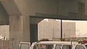 El van de la policía se estrelló cerca de las 5:00 a.m.