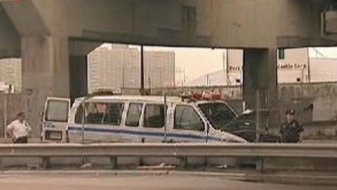 El van de la policía se estrelló cerca de las 5:00 a.m.