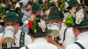 Millones de turistas acuden a Munich para probar la variedad de cervezas.