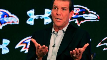 Steve Bisciotti, dueño de los Ravens de Baltimore, habla el lunes ante los reporteros sobre los graves detalles revelados por ESPN hace pocos días.