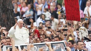 El Papa Francisco de gira  por Albania.