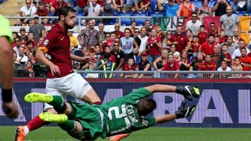 Mattia Destro marca el primer gol de Roma ante Cagliari.