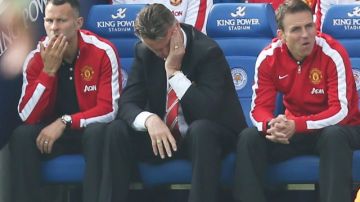 El técnico holandés Louis Van Gaal (centro) no puede creer que se le haya escapado el triunfo al United ante Leicester.