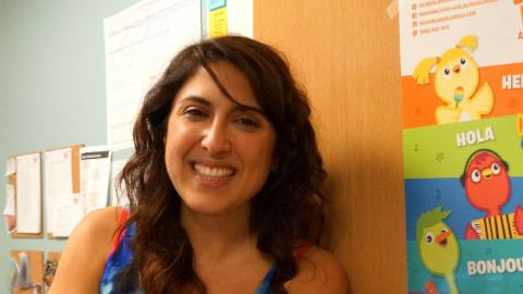 Sarah Farzam habla hebreo, farsi, español e inglés.