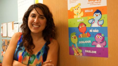 Sarah Farzam habla hebreo, farsi, español e inglés.