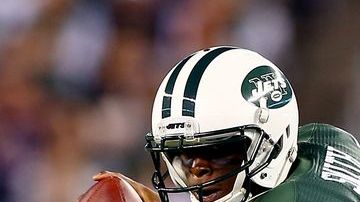 Geno Smith, quarterback de los Jets, trata de escaparse del defensivo de los Bears, Will Sutton. Smith no tuvo un buen partido.