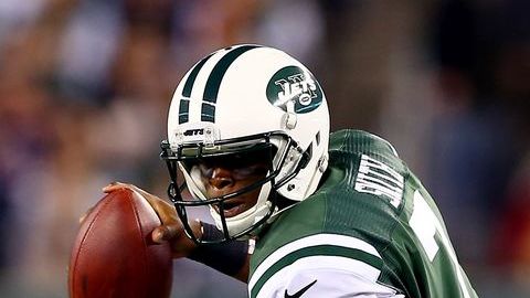 Geno Smith, quarterback de los Jets, trata de escaparse del defensivo de los Bears, Will Sutton. Smith no tuvo un buen partido.