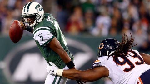 Geno Smith, quarterback de los Jets, trata de escaparse del defensivo de los Bears, Will Sutton. Smith no tuvo un buen partido.