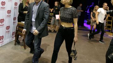 En la foto de fotógrafo se puede ver a Jennifer y  a Chris Martin pasando por detrás.