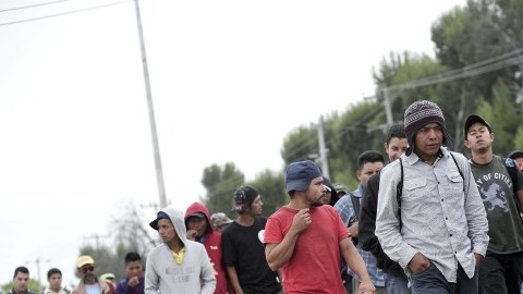 Los migrantes caminan a su paso por la ciudad de Saltillo en el estado de Coahuila, México.