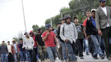 Los migrantes caminan a su paso por la ciudad de Saltillo en el estado de Coahuila, México.