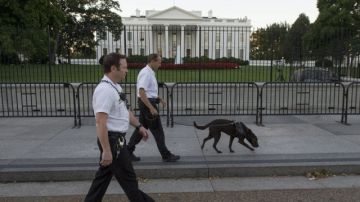 Efectivos de la división uniformada del Servicio Secreto estadounidense patrullan  la valla norte de la Casa Blanca.