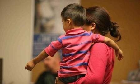Una madre migrante con su hijo en el Centro Residencial de Artesia, Nuevo México.