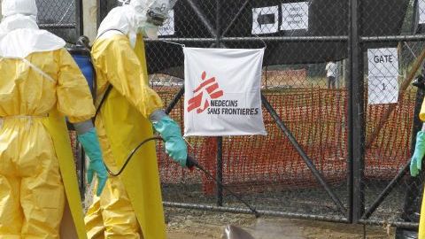 Enfermeros de Liberia desinfectan el cuerpo de una presunta víctima de ébola.