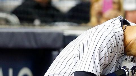 Derek Jeter se prepara para tomar su turno al bat contra los Orioles de Baltimore.