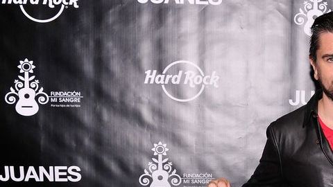 Juanes con la donación de Hard Rock Cafe a la "Fundación Mi Sangre".
