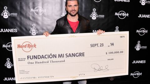 Juanes con la donación de Hard Rock Cafe a la "Fundación Mi Sangre".