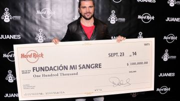 Juanes con la donación de Hard Rock Cafe a la "Fundación Mi Sangre".