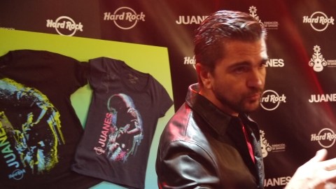 Juanes dio a conocer una línea de playeras cuyo dinero será para su fundación y donó al Hard Rock Cafe varias prendas.
