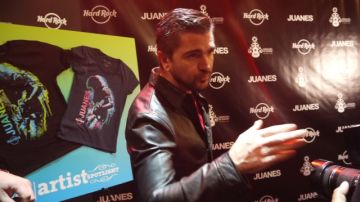 Juanes dio a conocer una línea de playeras cuyo dinero será para su fundación y donó al Hard Rock Cafe varias prendas.
