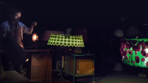 Seres humanos y drones forman una coreografía única en "Sparked" de Cirque du Soleil.